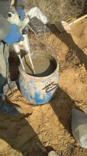 Подготовка бетона для заливки в скважину для автодорожной сети ГРО